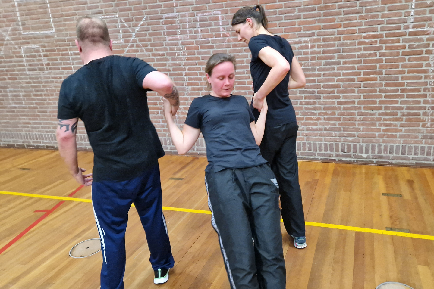 Kracht oefening Pull-ups met een 3-tal tijdens Small-group training