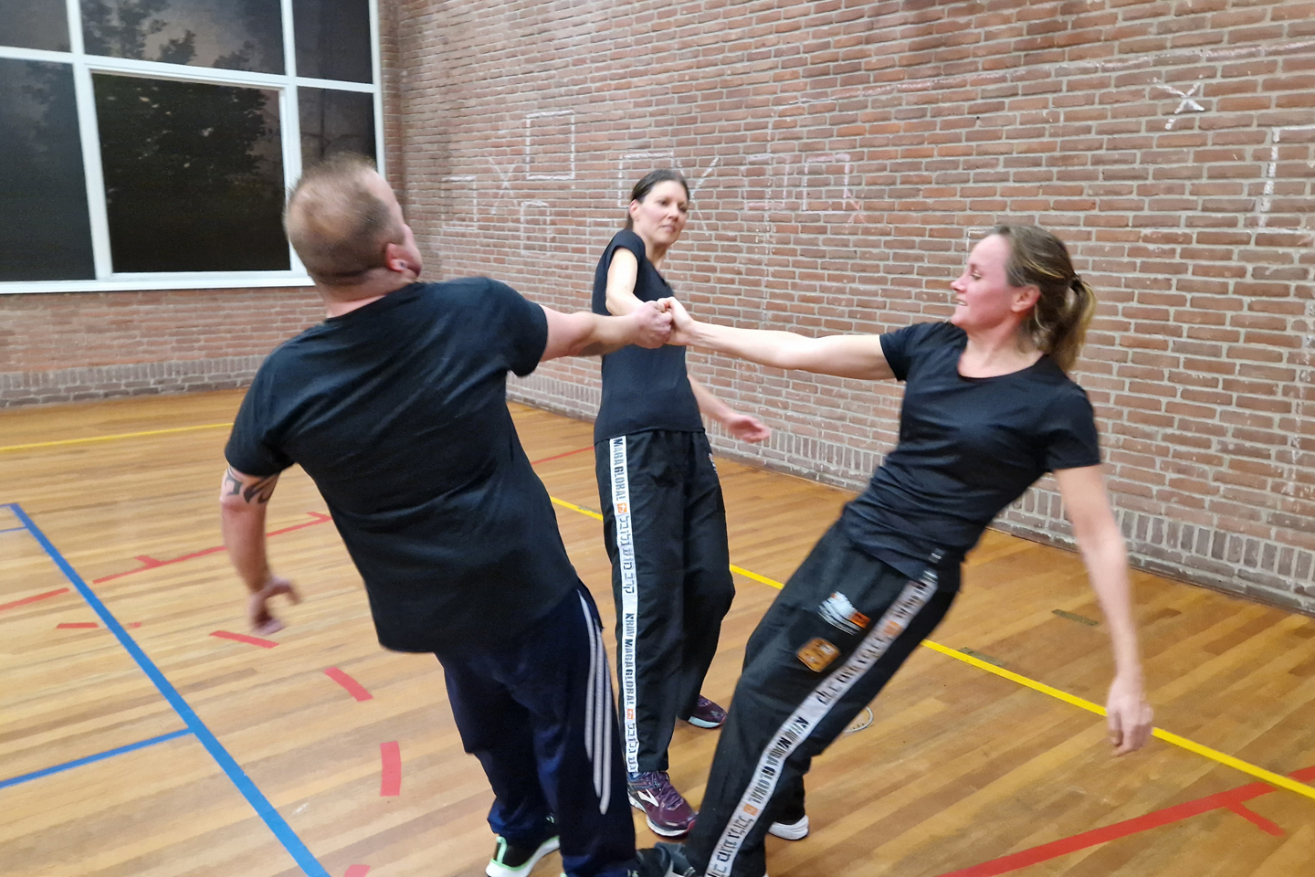 Kracht oefening Pull-ups met een 3-tal tijdens Small-group training