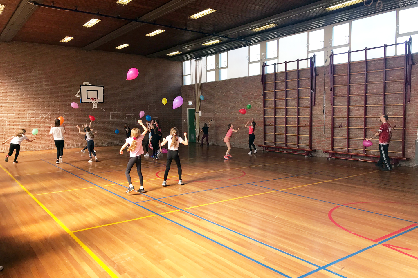 Stoten tegen ballonnen tijdens een kinderfeestje