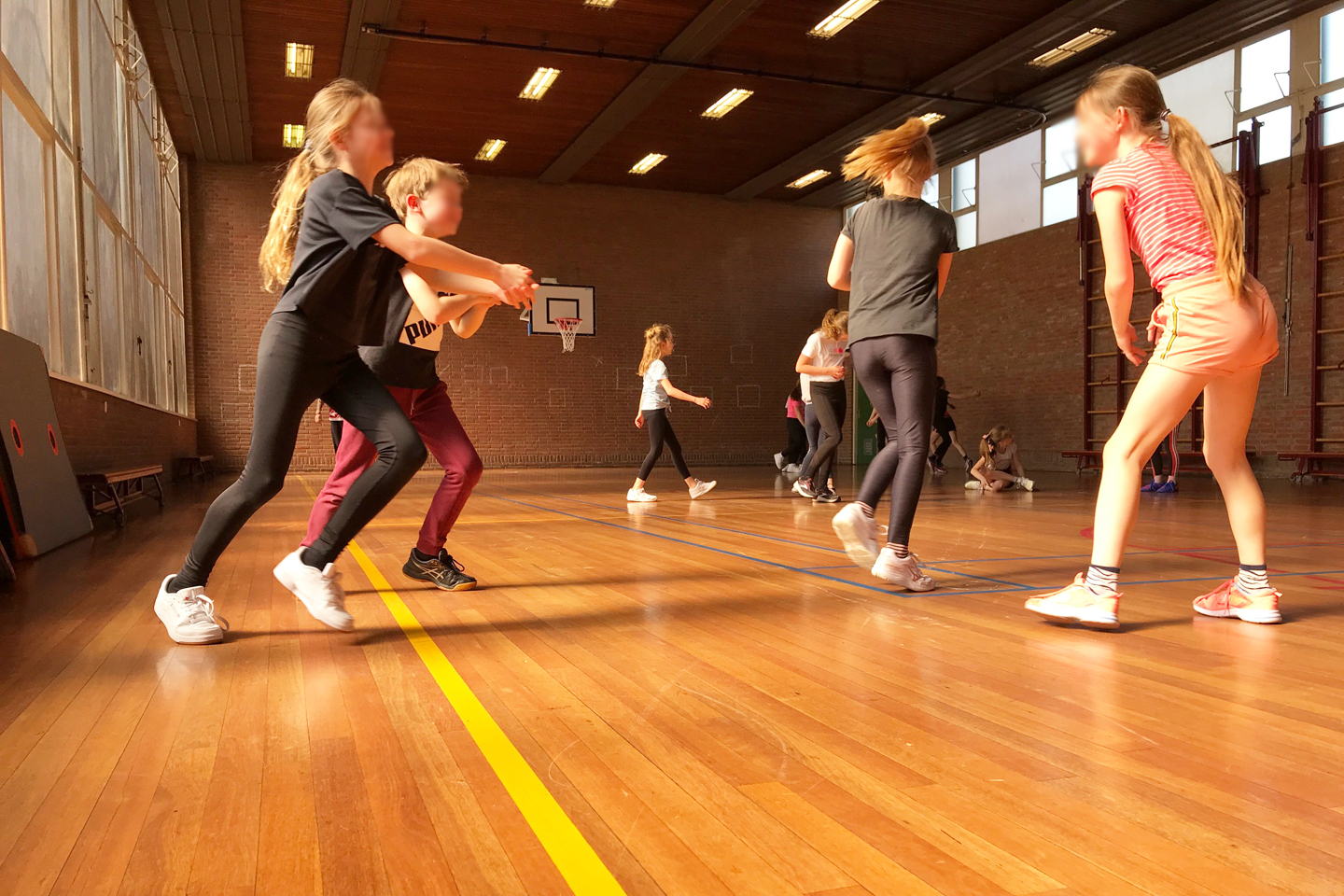 Kinderen hebben plezier en leren tactisch bewegen tijdens de 'zombie game'